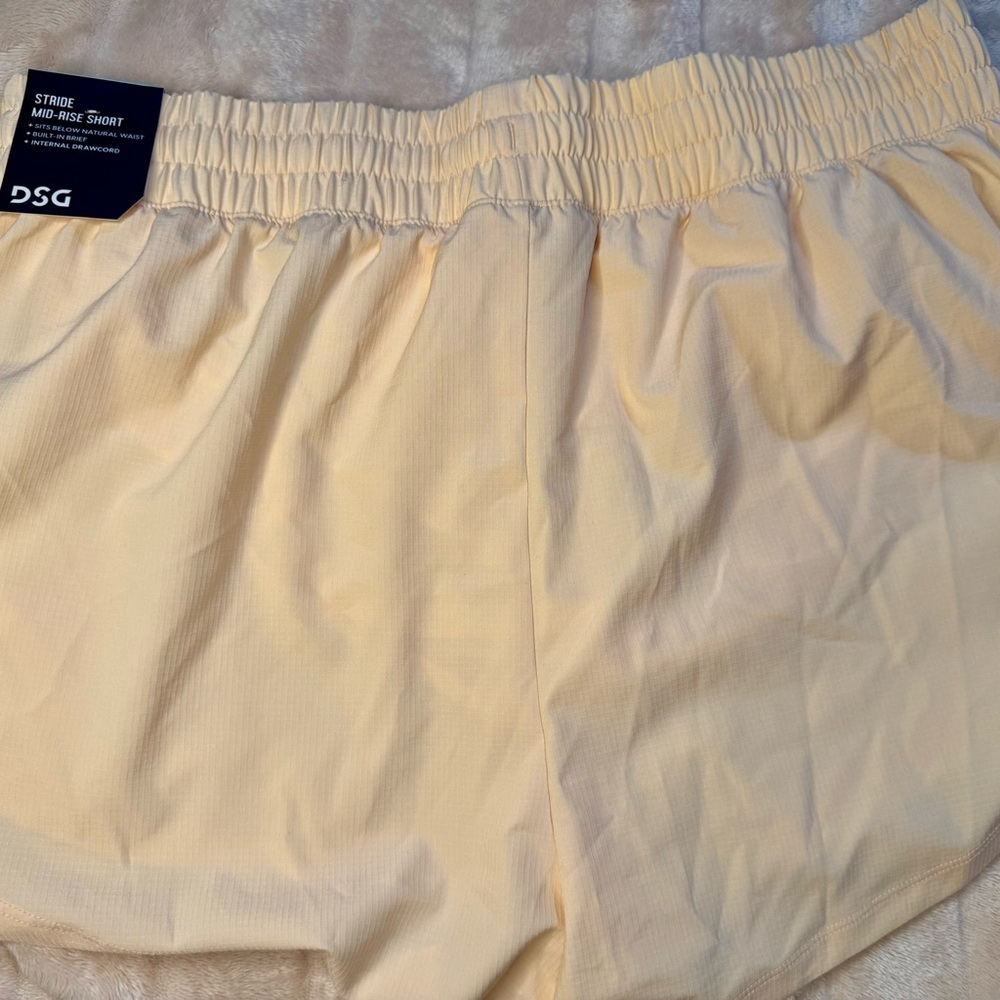 DSG Women's Athletic Stride Mid-Rise Shorts in Light Peach